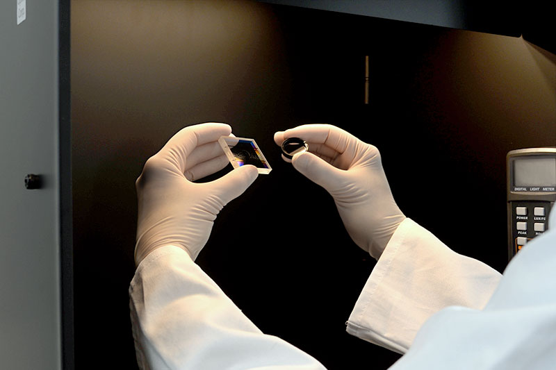 optical-filter-control-4 Mitarbeiterin prüft optische Filter