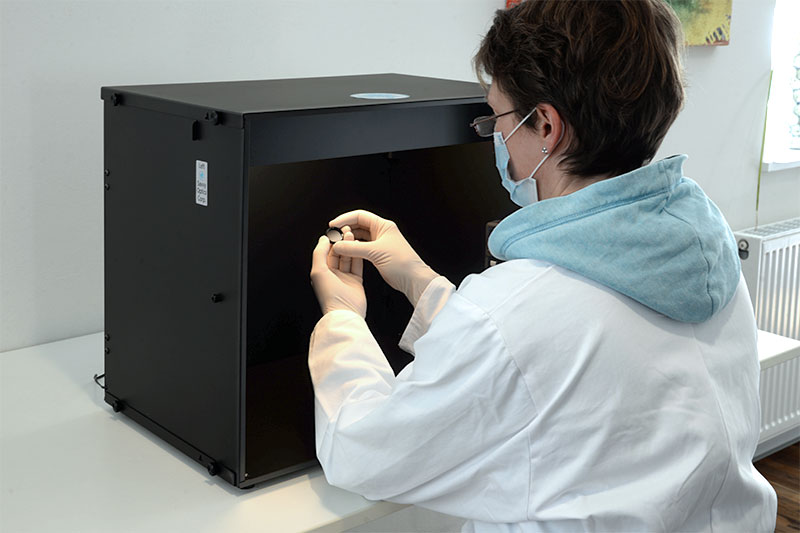 optical-filter-control-1 Mitarbeiterin prüft optische Filter