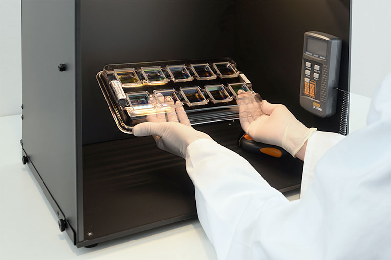 optical-filter-control-3 Mitarbeiterin prüft optische Filter