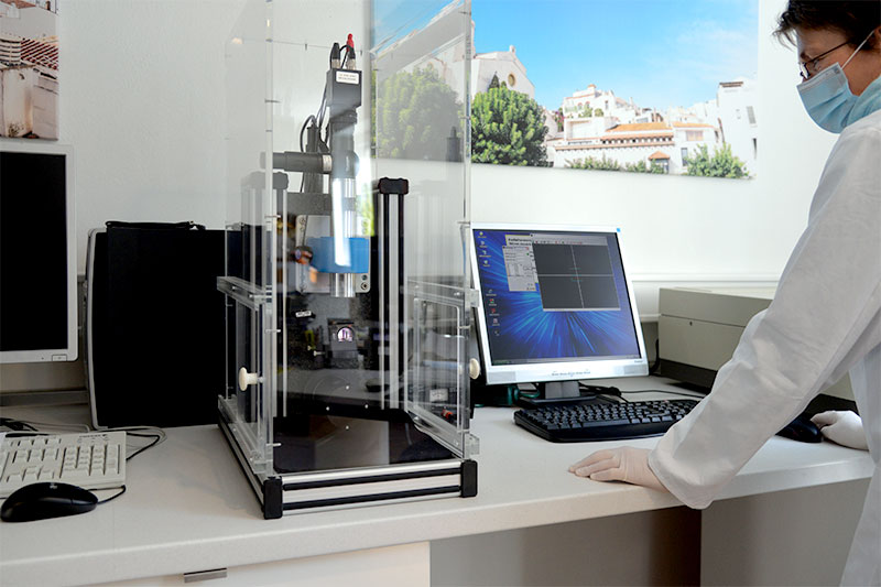 optical-filter-autocollimator-1 Mitarbeiterin am Prüfgerät